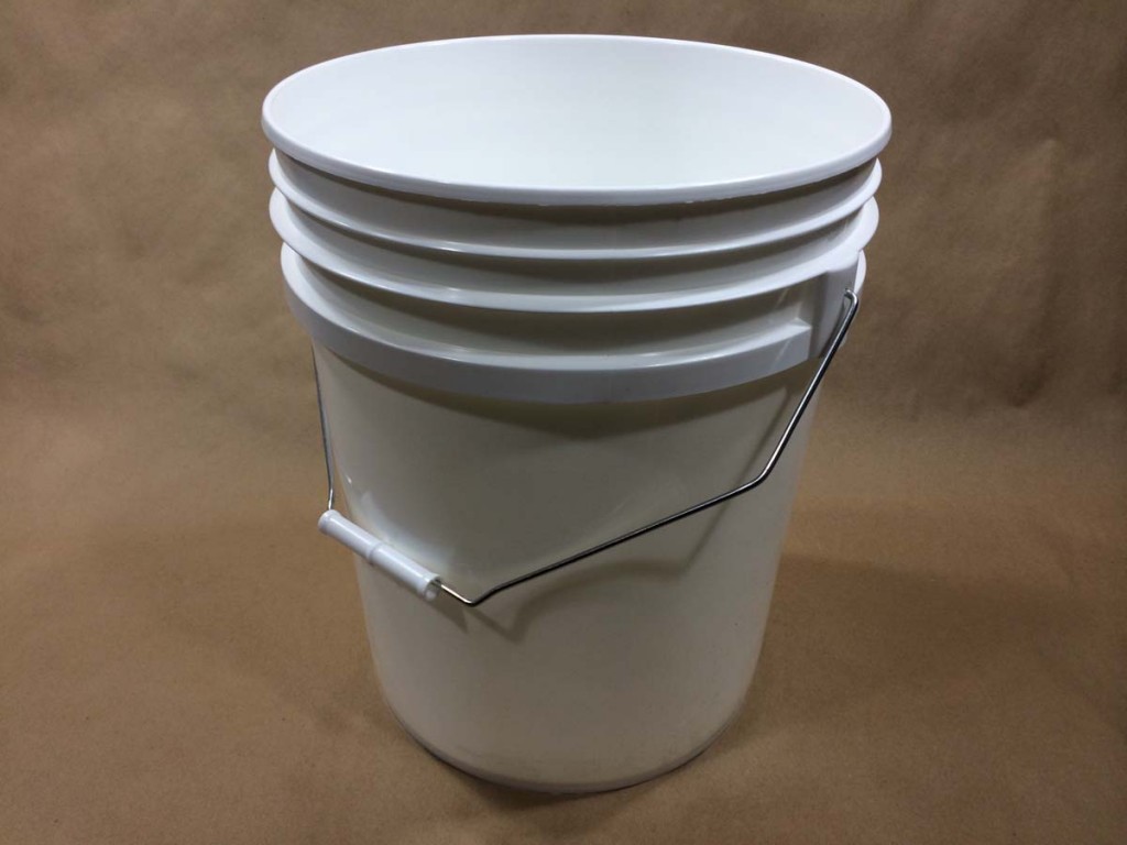 5 gallon white heavy duty plastic bucket (PCI40BWHHTSSL2) Yankee