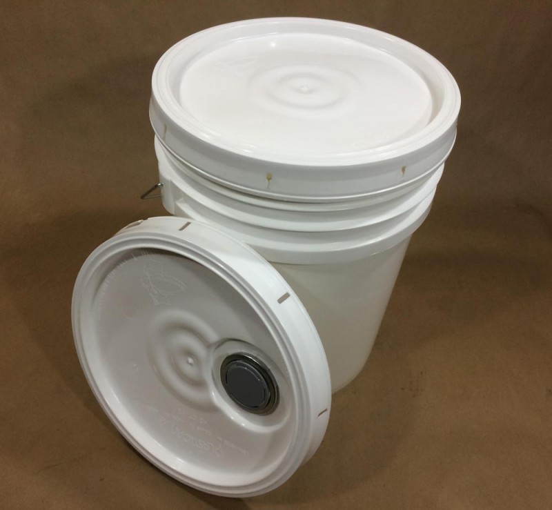 5 gallon plastic bucket with plain cover on and spouted on side